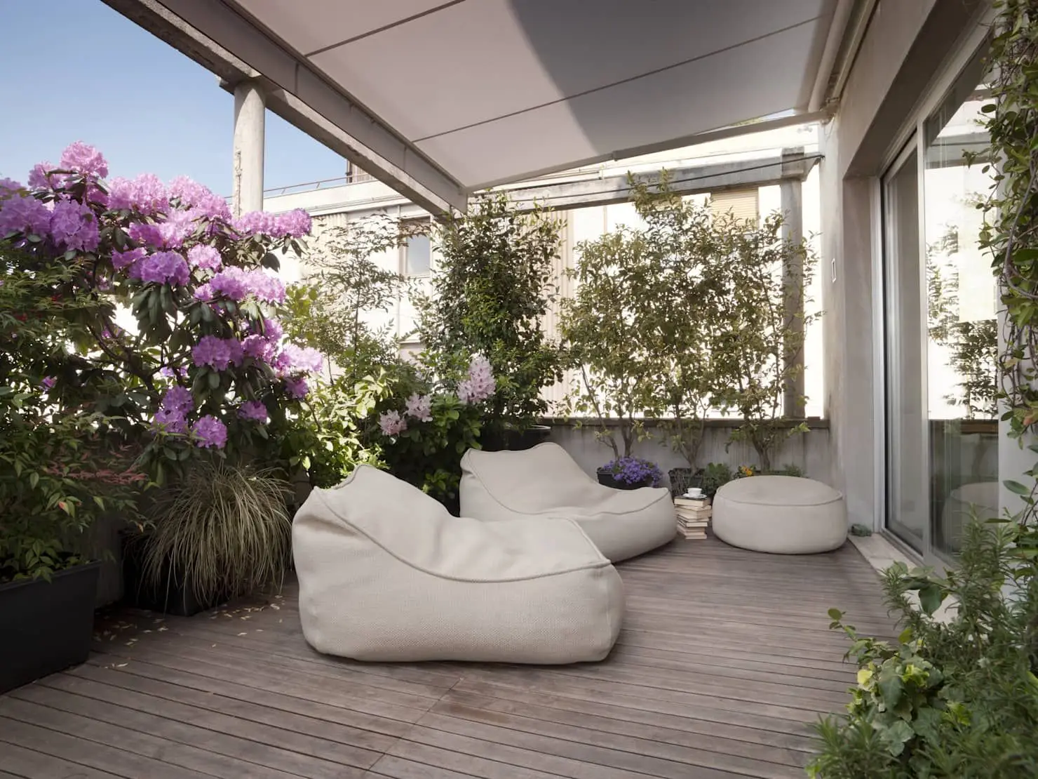 Come creare un angolo relax profumato con fiori serali: idee pratiche per terrazzi piccoli in estate Come creare un angolo relax profumato con fiori serali: idee pratiche per terrazzi piccoli in estate